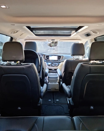 Chrysler Pacifica cena 229900 przebieg: 28700, rok produkcji 2022 z Gostyń małe 326